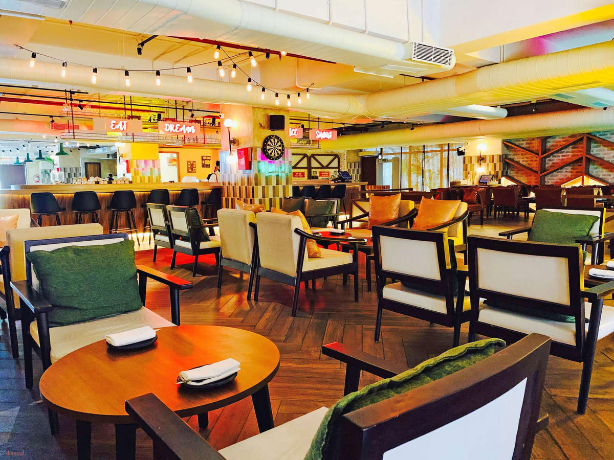 Farzi Café, Lucknow